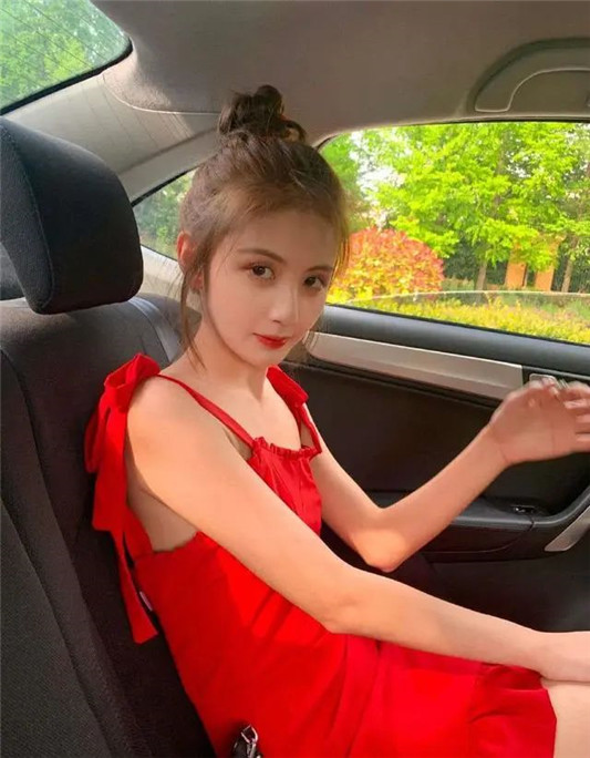 夏季变美这样穿，时尚博主甜仇连衣裙太时髦了，清爽优雅显身材