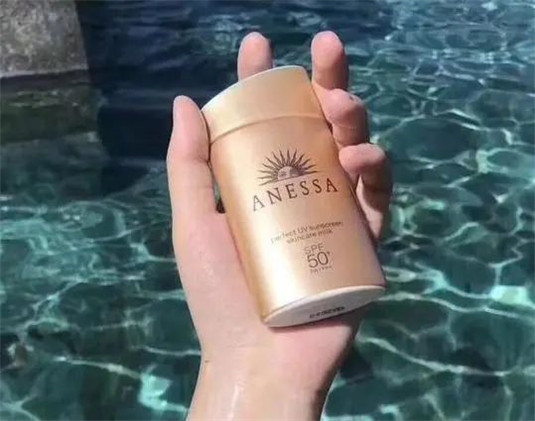 防晒知识盘点，三款公认的好用防晒，排在第一的不是小金瓶  防晒 女生 物理 第9张