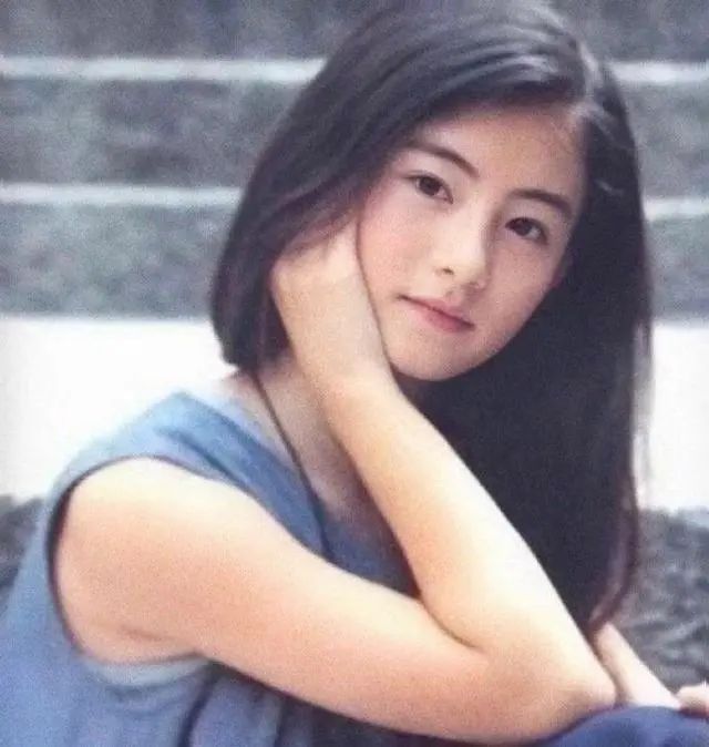 被张柏芝的春季穿搭圈粉了，40岁女人这样穿，气质优雅还好看