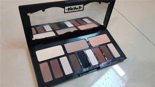 Kat von D 12色眼影盘试色分享, 用途多多啊!推! 彩妆 眼影 用途 分享 第2张 Kat von D 12色眼影盘试色分享, 用途多多啊!推! 彩妆 眼影 用途 分享 第2张
