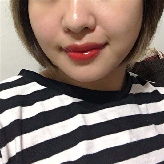 兰蔻漆光水唇露#134#236色号试色,推荐给嘴唇容易干的人 彩妆 的人 推荐给 兰蔻 第3张 兰蔻漆光水唇露#134#236色号试色,推荐给嘴唇容易干的人 彩妆 的人 推荐给 兰蔻 第3张