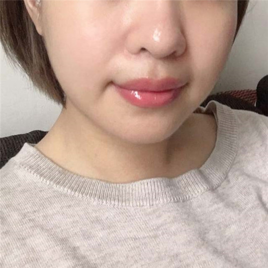 兰蔻漆光水唇露#134#236色号试色,推荐给嘴唇容易干的人 彩妆 的人 推荐给 兰蔻 第4张 兰蔻漆光水唇露#134#236色号试色,推荐给嘴唇容易干的人 彩妆 的人 推荐给 兰蔻 第4张