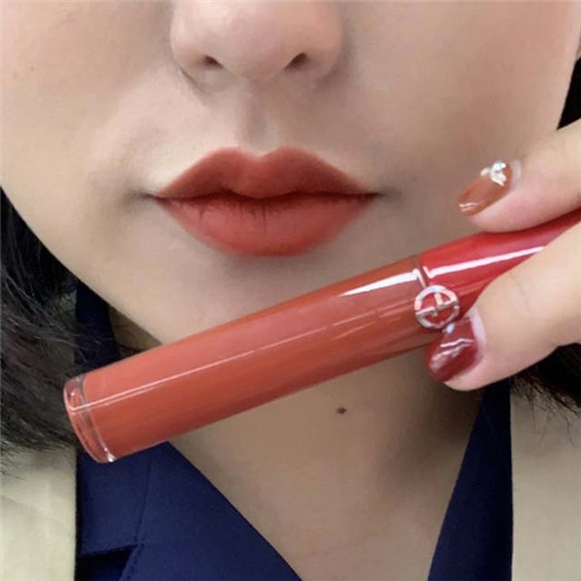 Giorgio Armani红管丝绒唇蜜#205色号试色,略偏棕的蕃茄红 彩妆 蕃茄 丝绒 Armani 第4张 Giorgio Armani红管丝绒唇蜜#205色号试色,略偏棕的蕃茄红 彩妆 蕃茄 丝绒 Armani 第4张