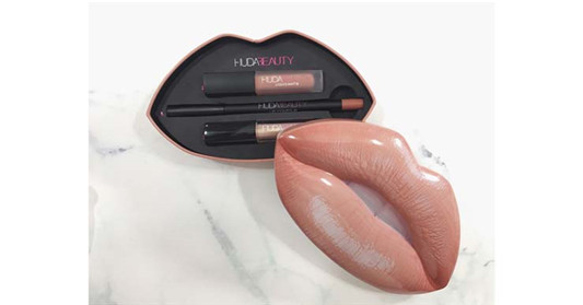 HUDA BEAUTY唇线笔、雾面唇彩、唇蜜试色，想尝试又怕用不完可以买这种小组合