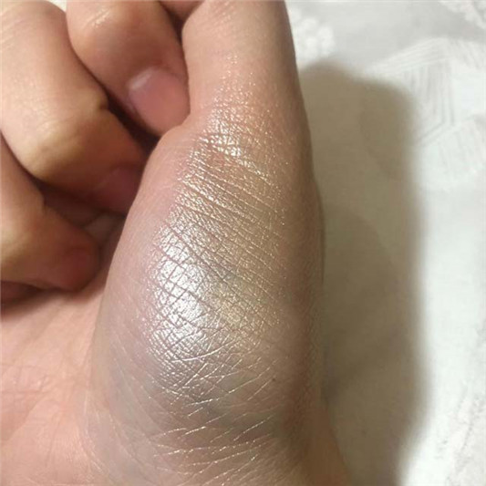 泰国高光ZENN Highlighter Z001色号试色,香槟米色适合皮肤白的女生 彩妆 泰国 米色 香槟 第2张 泰国高光ZENN Highlighter Z001色号试色,香槟米色适合皮肤白的女生 彩妆 泰国 米色 香槟 第2张