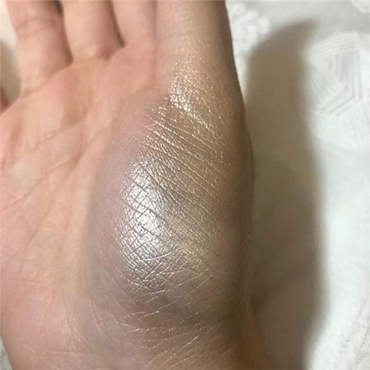 泰国高光ZENN Highlighter Z001色号试色,香槟米色适合皮肤白的女生 彩妆 泰国 米色 香槟 第3张 泰国高光ZENN Highlighter Z001色号试色,香槟米色适合皮肤白的女生 彩妆 泰国 米色 香槟 第3张