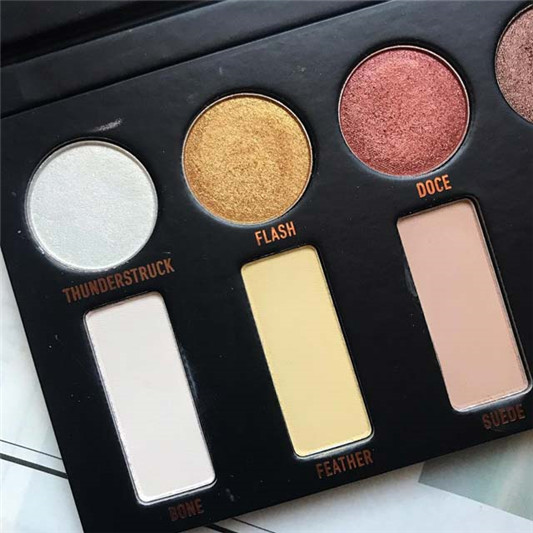 KAT VON D眼影盘手部刷色分享,珠光绵密显色持久度还不错! 彩妆 显色 绵密 还不错 第3张 KAT VON D眼影盘手部刷色分享,珠光绵密显色持久度还不错! 彩妆 显色 绵密 还不错 第3张