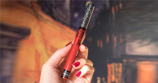 Kat Von D唇釉#Lolita 2色号试色,除了眼线液外最出名的就是这枝持久唇釉! 彩妆 持久 最出名 眼线液 第1张 Kat Von D唇釉#Lolita 2色号试色,除了眼线液外最出名的就是这枝持久唇釉! 彩妆 持久 最出名 眼线液 第1张