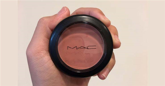 MAC腮红MELBA色号试色，活泼又可爱的蜜桃奶茶色！