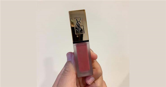 YSL时尚印记丝绒唇露（唇釉）#32色号试色，也是很正统的干燥玫瑰色！