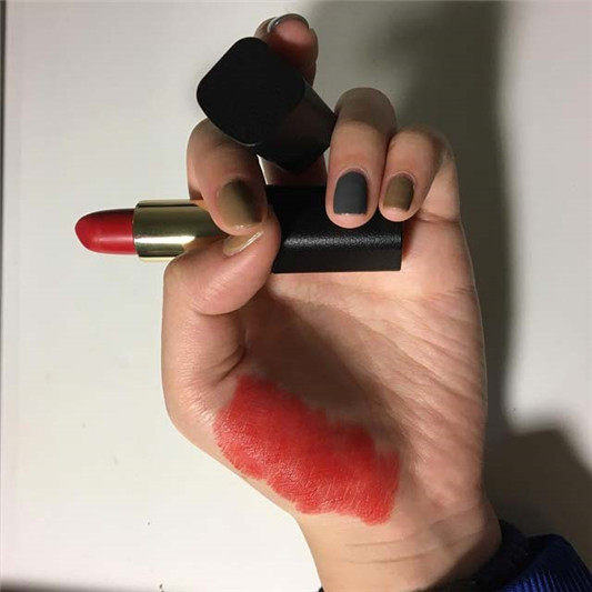 欧莱雅黑管口红#215色号试色,橘橘红红的颜色现在很流行! 彩妆 黑管 橘红 口红 第2张 欧莱雅黑管口红#215色号试色,橘橘红红的颜色现在很流行! 彩妆 黑管 橘红 口红 第2张