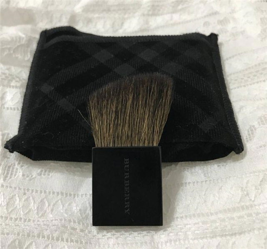 Burberry丝柔珠光亮彩蜜粉饼#02#03#04色号试色及心得 彩妆 粉饼 珠光 心得 第2张 Burberry丝柔珠光亮彩蜜粉饼#02#03#04色号试色及心得 彩妆 粉饼 珠光 心得 第2张