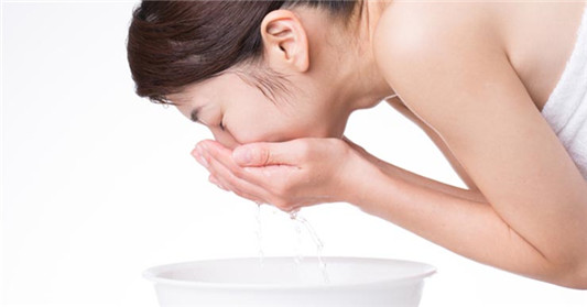洗脸用热水好还是冷水好，皮肤科医师建议用冷水洗脸