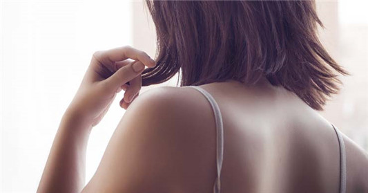 4个女生背部长痘的原因，避免背部长痘应该注意这几点