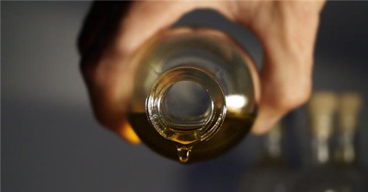 用精油搭配洗发乳改善头皮屑