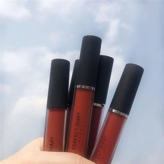 国货之光真的好用吗？完美日记彩妆测评，粉底液卡粉、口红拔干  小仙女 第6张