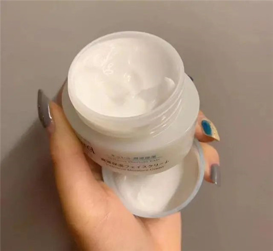 敏感肌女生用护肤品，含有这几种成分要慎重，分分钟“辣脸”！  护肤品 第2张