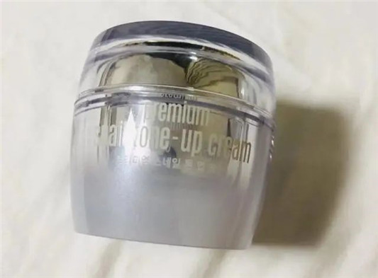 懒人最爱素颜霜：V7服帖，阿玛尼养肤，它的美白效果更明显！  涂抹 第4张