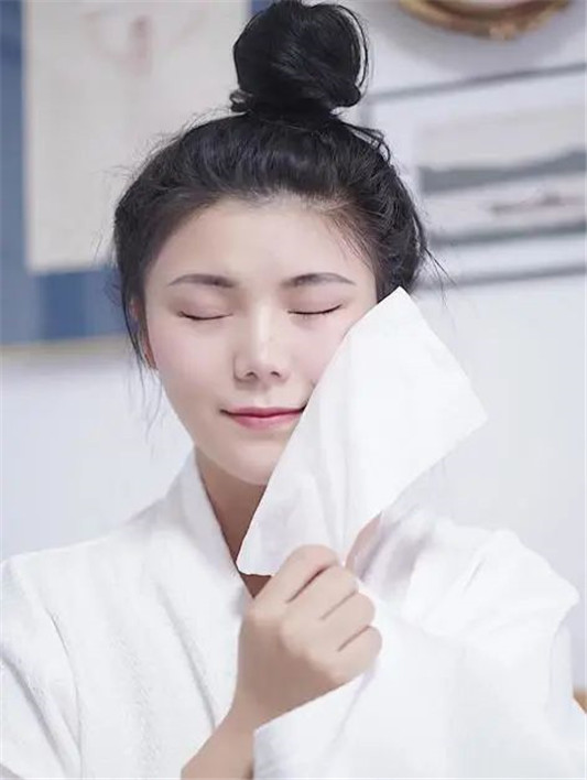 女人睡觉前，护肤需要做哪几步？很多人不知道，怪不得长皱纹长痘