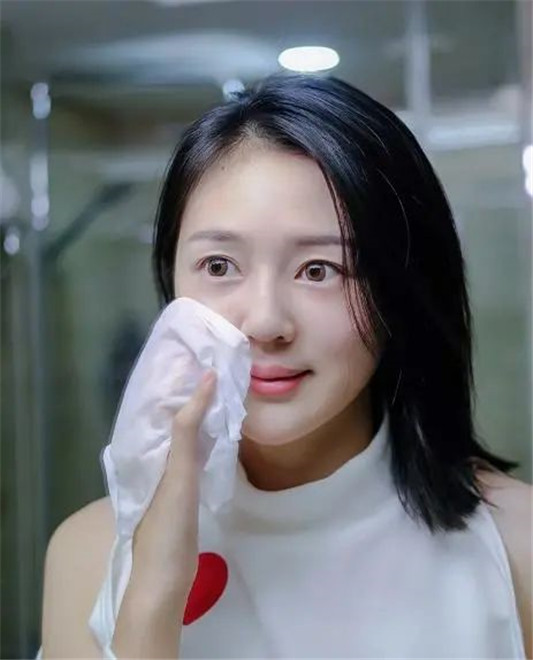 女人睡觉前，护肤需要做哪几步？很多人不知道，怪不得长皱纹长痘  皮肤 第5张