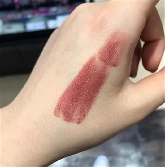 黄黑皮别轻易尝试的4支口红，MAC像村姑，迪奥520买过的都后悔了  黑皮 第4张