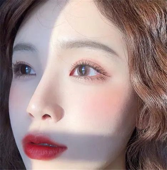 为什么18岁以上要用眼霜，只因为我的“比你贵”吗？这样想就错了