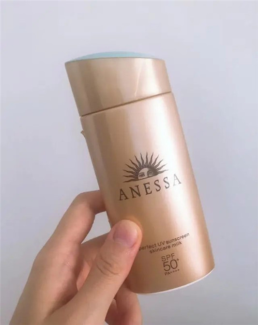 网红防晒霜测评，安耐晒搓泥，嘉娜宝油皮慎用，后两款公认好用！  防晒霜 第3张