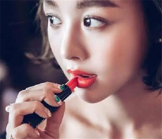 值得无限回购的几款热门唇膏，清爽滋润不拔干，轻松改善唇部问题