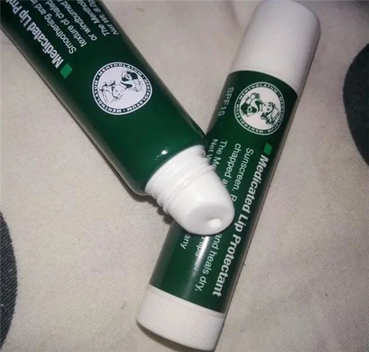 值得无限回购的几款热门唇膏，清爽滋润不拔干，轻松改善唇部问题  润唇膏 第2张