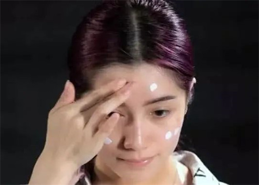 再笨的女人也要学会化淡妆，化妆师教你4个步骤，又快又好看  口红 第2张