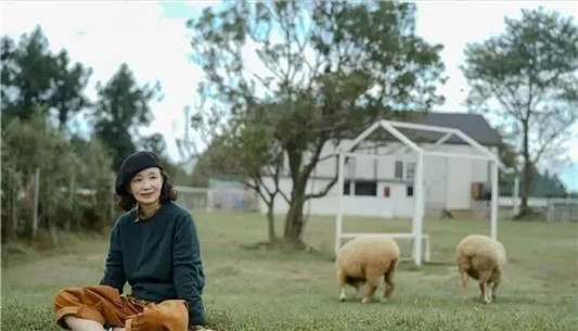 女人过了40岁，少穿打底裤配运动鞋吧 学三木妈妈这样穿，真优雅  针织衫 第4张