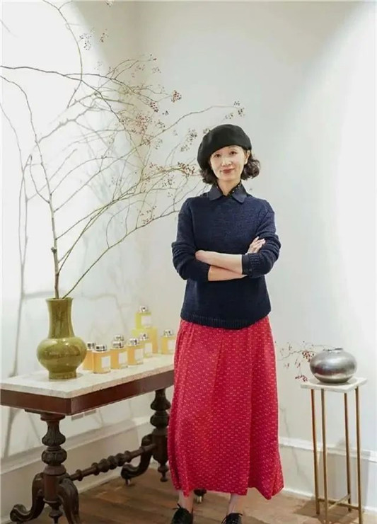 女人过了40岁，少穿打底裤配运动鞋吧 学三木妈妈这样穿，真优雅  针织衫 第5张