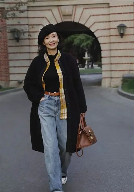 女人过了40岁，少穿打底裤配运动鞋吧 学三木妈妈这样穿，真优雅  针织衫 第7张