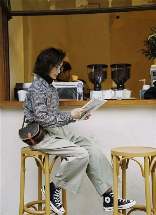 女人过了40岁，少穿打底裤配运动鞋吧 学三木妈妈这样穿，真优雅  针织衫 第8张