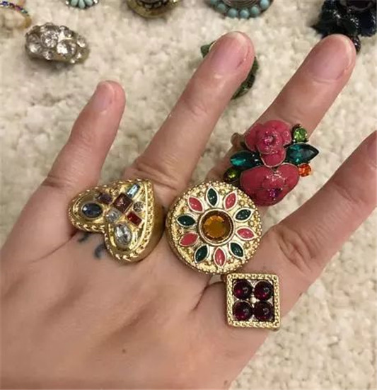 真正精致的女人，不会戴「掉档次」的首饰，质感差的首饰最显廉价  首饰 第2张