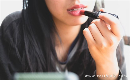 冬季嘴唇干裂起皮严重怎么办，  百科 干裂 嘴唇 冬季 第2张