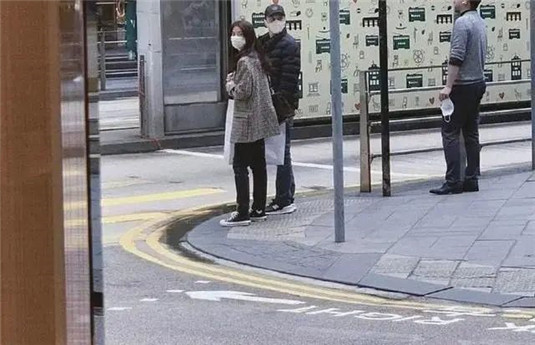 袁咏仪抢爱马仕口红首发，曾坦言，最喜欢爱马仕，怪不得会如此拼