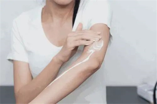 女生洗完澡，先别急着抹「身体乳」，多做这3步，轻松养成牛奶肌  急着 多做 第3张