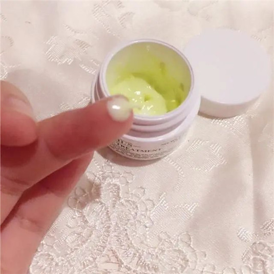 女人过了25，眼部保养要趁早 涂眼霜做好这3点，皮肤紧致更抗老  过了 眼部 第2张