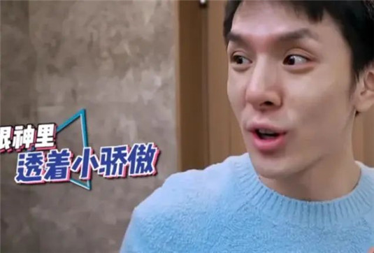 李佳琦展示咋化妆，大多数女生先涂脸，看他第一步干啥，太专业了