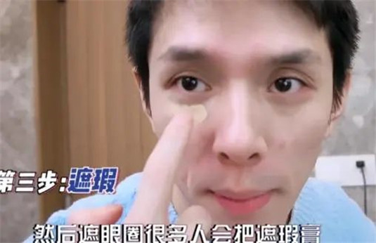李佳琦展示咋化妆，大多数女生先涂脸，看他第一步干啥，太专业了  看他 干啥 第4张