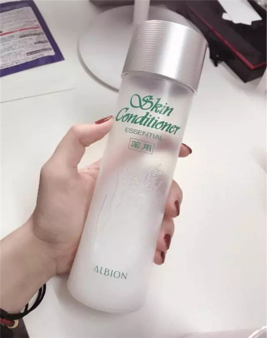油皮最爱的4款爽肤水，雅诗兰黛维稳，神仙水调节，你用过哪款 