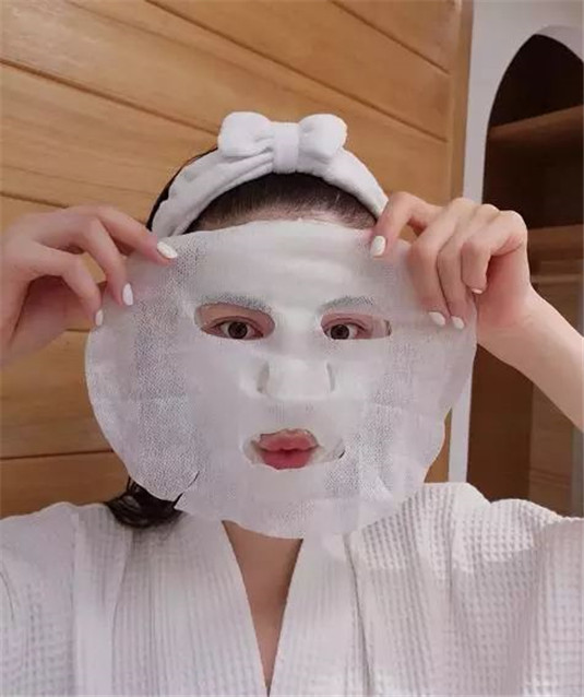 女人睡觉前，敷面膜洗还是不洗 很多人都做错了，难怪皮肤总不好  很多人 错了 第6张