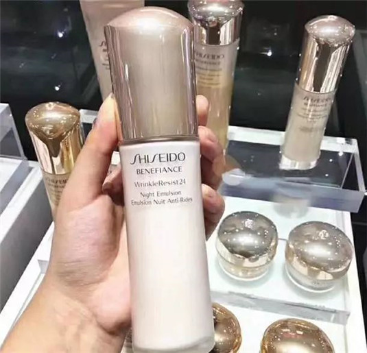 高机能乳液开启水润模式，滋润保湿，抗初老，改善皱纹，告别暗哑
