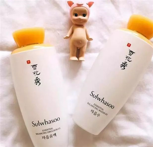 保湿亮肤水乳力荐，滋养加倍，水润持久，促进肌肤营养吸收，祛黄提亮