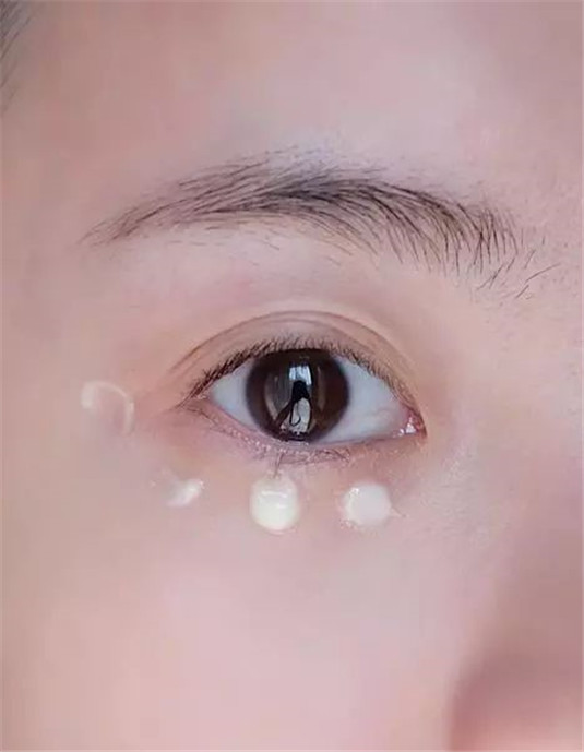 为啥用那么贵的眼霜，总是没效果 那可能是因为你用错方法了  是因为 你用 第2张
