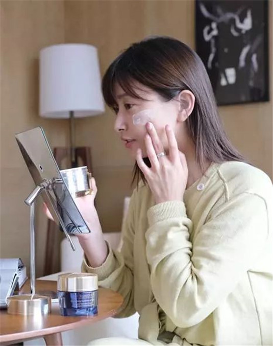 雅诗兰黛明星系列是什么 小棕瓶最热门，红石榴亮肤，智妍抗老  石榴 最热门 第9张