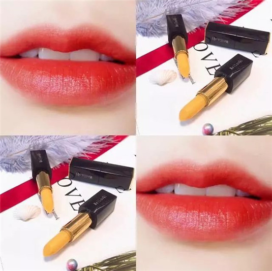 这口红简直美的不像话，无敌显白，百搭惊艳，上唇滋润饱满，显气场