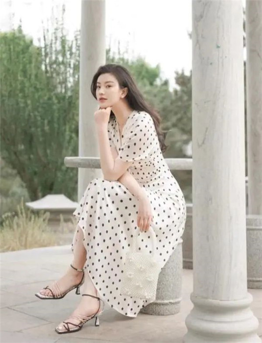 今年夏天流行这几款连衣裙，优雅清爽还好看，很多人都穿在了身上  连衣裙 这条 穿上 第2张
