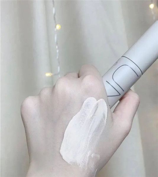 底妆不浮粉的秘密：4款不输大牌的平价隔离，裸妆素颜必备  隔离 效果 服帖 第8张